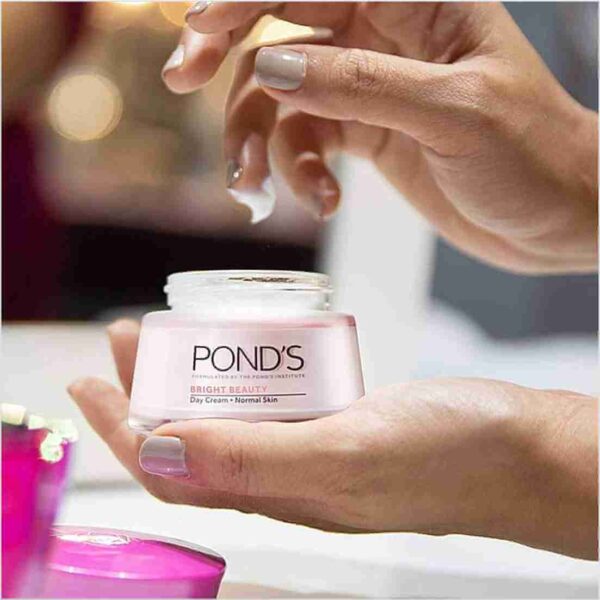 Pond's Bright Beauty SPF 15 Day Cream | 35 gms - Image 4